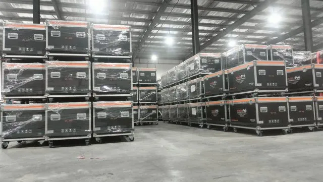 Entrepôt avec écran LED et personnel d'installation